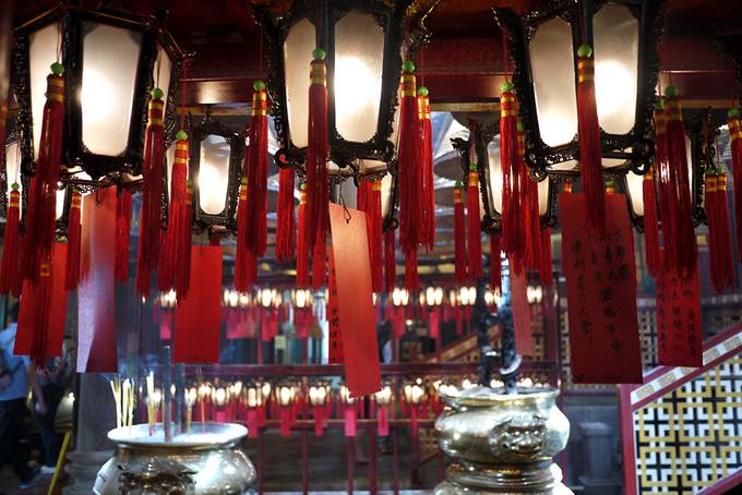 man mo temple lanterns