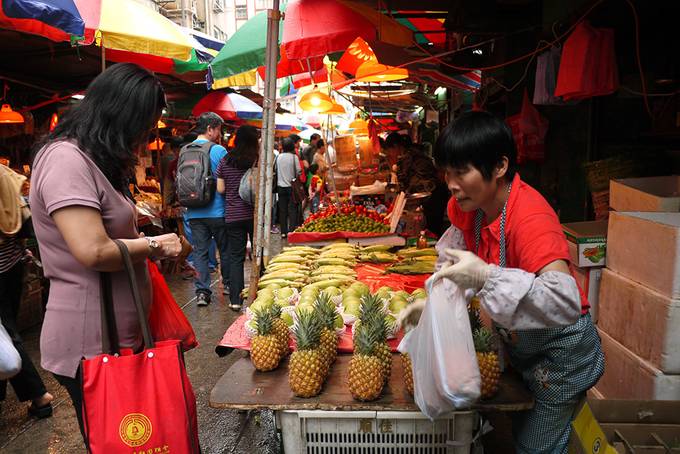Hong Kong pineapple stall