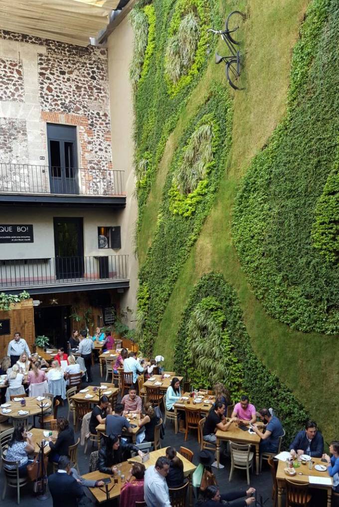The grass-wall restaurant