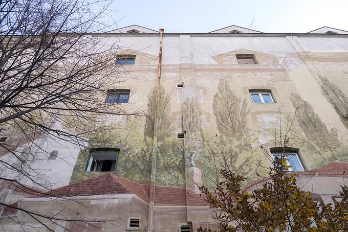 A facade painted in the 1970s